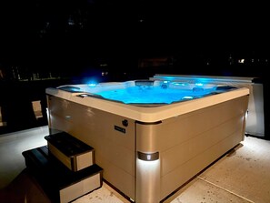 Bañera de hidromasaje al aire libre