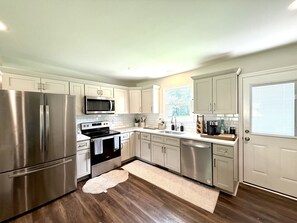 Frigorífico, microondas, horno y placa de cocina