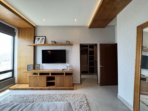 2 bedrooms, desk, WiFi, bed sheets