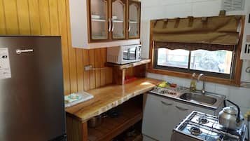 Een microgolfoven, een oven, een kookplaat