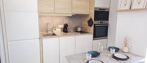 Refrigerador, microondas, horno, placa de cocina