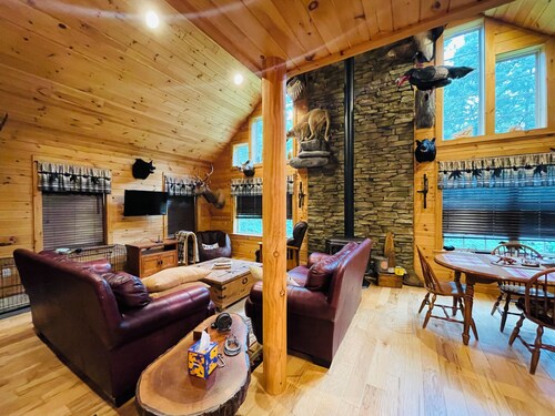 Rustic Log Home, 2 Bedroom with loft, Quiet and Secluded.