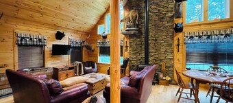 Rustic Log Home, 2 Bedroom with loft, Quiet and Secluded.