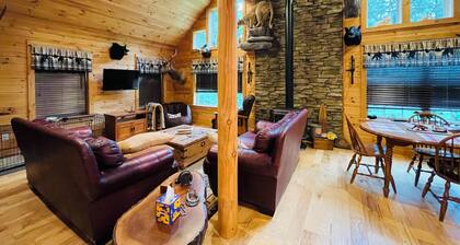 Rustic Log Home, 2 Bedroom with loft, Quiet and Secluded.