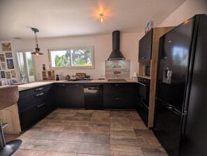 Microondas, horno, placa de cocina y lavavajillas