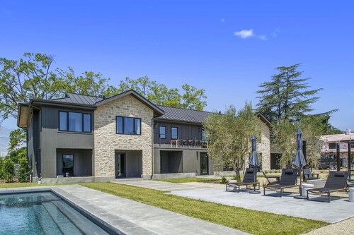 Salmina Estate — Vineyard View Home