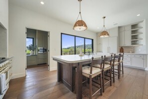 Frigorífic, microones, forn i placa de cuina 