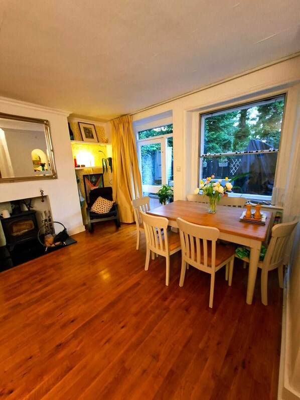 Dining - Well connected 2 bed flat with spacious living area,Highgate/Crouch End - Zone 2 (London)