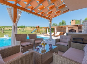 Villa (Five Bedroom Villa with Outdoor Pool) | Piscina | Una piscina al aire libre, tumbonas