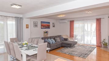 Villa (Five Bedroom Villa with Outdoor Pool) | Living room | 32-inch flat-screen TV with cable channels, ping pong, stereo