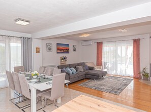 Villa (Five Bedroom Villa with Outdoor Pool) | Living room | 32-inch flat-screen TV with cable channels, ping pong, stereo