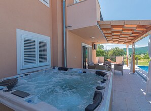 Vila (Five Bedroom Villa with Outdoor Pool) | Piscina | Piscina externa, espreguiçadeiras