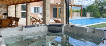 Villa Maria With Outdoor Pool