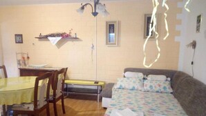 Căn hộ (One Bedroom Apartment with Terrace (A) | Phòng khách