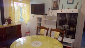 Căn hộ (One Bedroom Apartment with Terrace (A) | Phòng khách