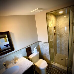 Ducha, secador de pelo, toallas, jabón