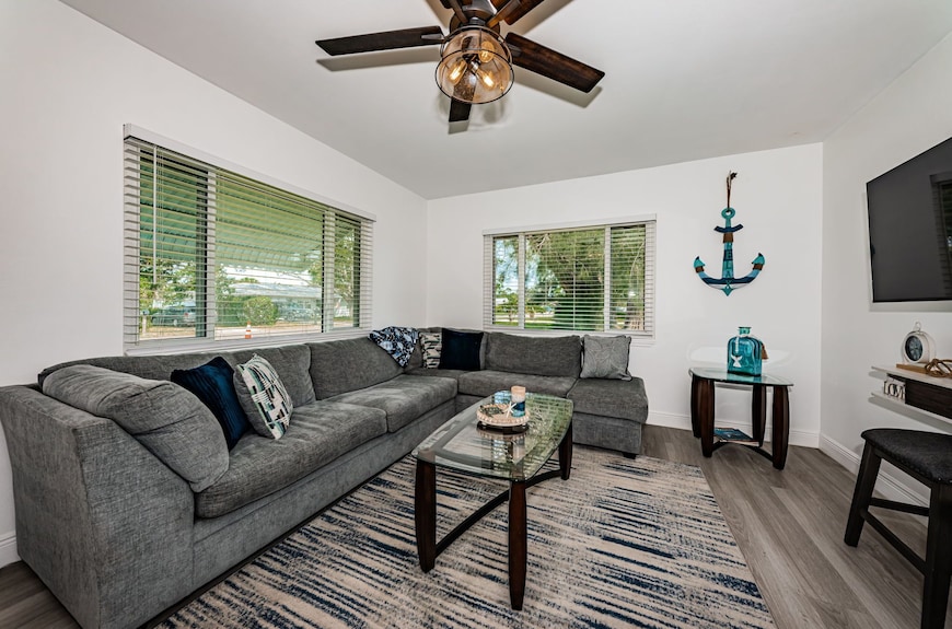 Charming Bungalow Minutes Away From The Beach, Local Restaurants & Shops. - Largo, FL