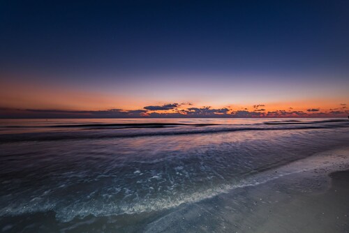 Charming bungalow minutes away from the BEACH, local restaurants & shops.