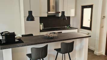 Jääkaappi, uuni, liesi, kahvin-/teenkeitin