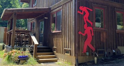 Charming 1-bedroom Garden view apartment in the Redwoods