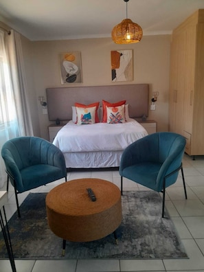 Phòng đôi, ban công, quang cảnh vườn | Bàn, khu vực làm việc phù hợp cho laptop