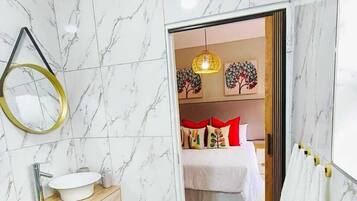 Ducha, artículos de tocador gratuitos, toallas, jabón