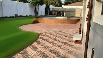 ห้องดับเบิล, ระเบียง, วิวสวน | โต๊ะทำงาน, พื้นที่ทำงานแบบใช้แล็ปท็อป, Wi-Fi ฟรี