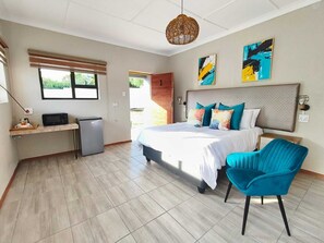 Bureau, espace de travail pour ordinateur portable, Wi-Fi gratuit