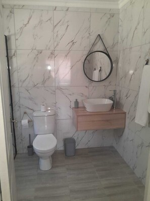 Chambre double, balcon, vue sur le jardin | Bureau, espace de travail pour ordinateurs portables