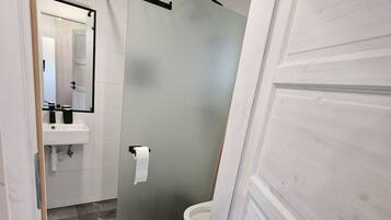 Dusch, handdukar, tvål och toalettpapper