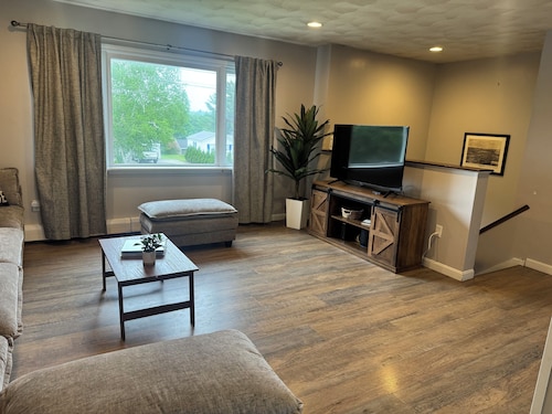 Veteran Owned, charming 4-bedroom house with WiFi, AC in lovely Presque Isle