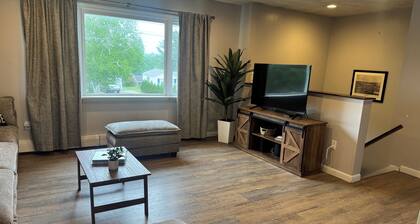 Veteran Owned, charming 4-bedroom house with WiFi, AC in lovely Presque Isle