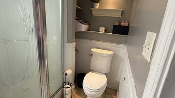 Dusj, hårføner, håndklær og såpe