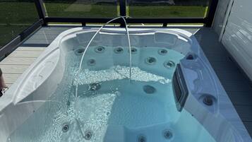 Rumah, 2 kamar tidur, akses difabel, kolam renang pribadi | Bathtub spa outdoor