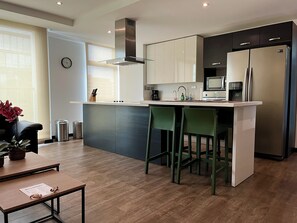 Micro-ondes, four, plaque de cuisson, lave-vaisselle