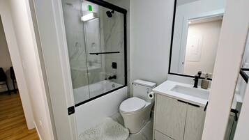 Toallas, jabón, shampoo, papel de baño