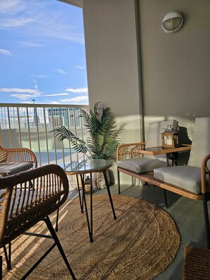 Outdoor dining - Seabreeze Beachfront Retreat (Biloxi)