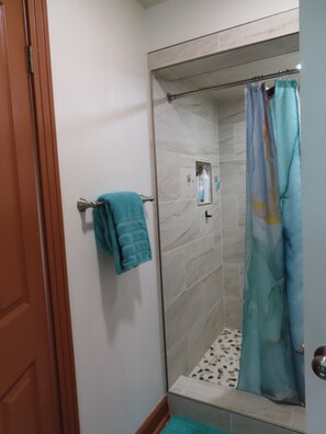 Dusche, Haartrockner, Handtücher, Seife