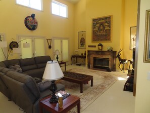 Smart TV, fireplace, DVD player, books - Charming quiet single story home amongst coast live oak trees in gated community (Salinas)