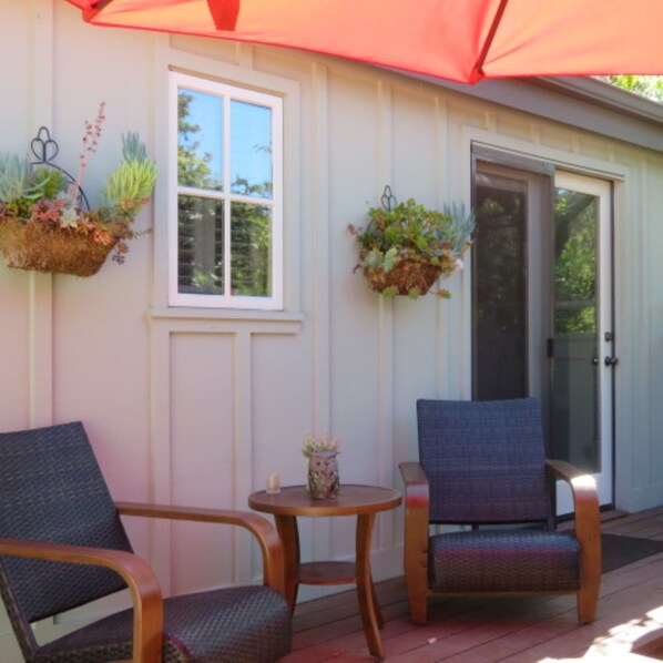 Terrace/patio - Charming quiet single story home amongst coast live oak trees in gated community (Salinas)