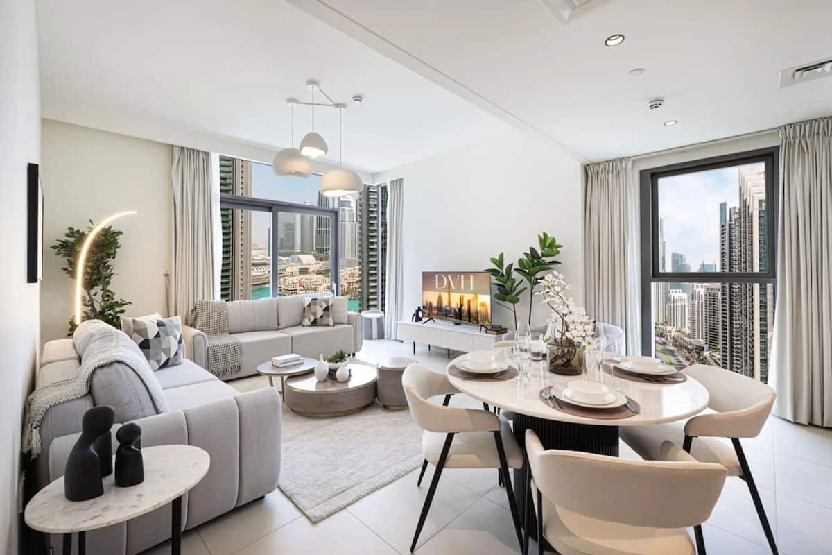 Ein modernes Wohnzimmer mit Sofa, Couchtisch und Esstisch.