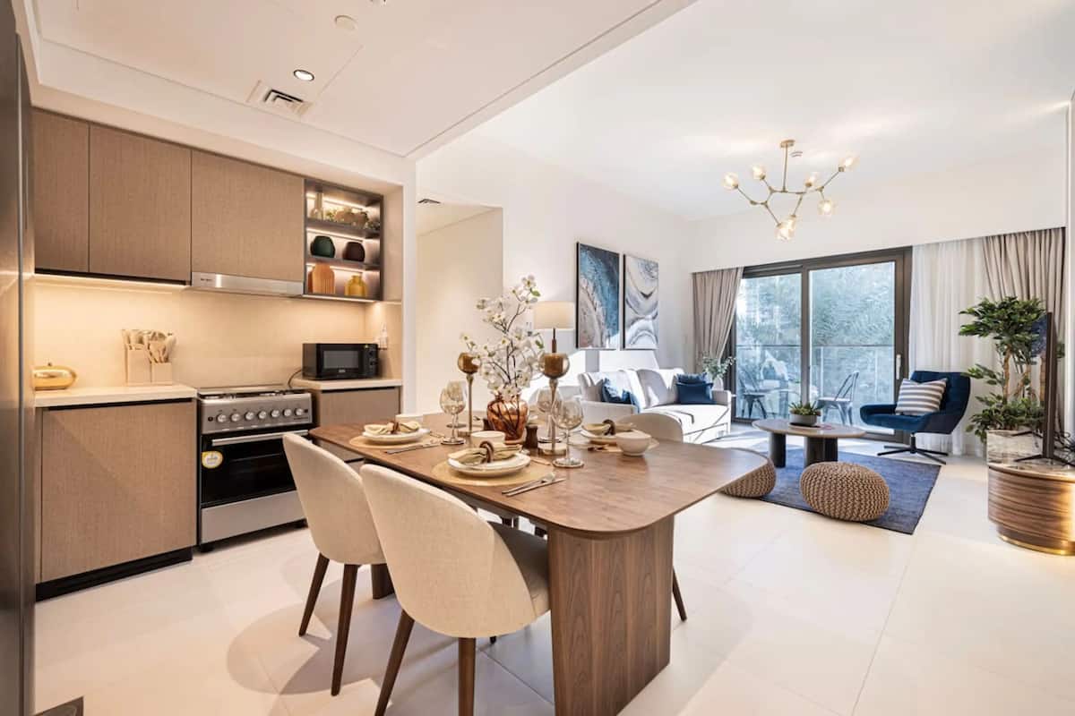 Departamento exclusivo, 2 habitaciones, balcón, vista a la ciudad | Área de sala de estar