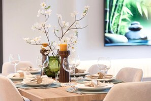 Panoramic Apartment, 2 Bedrooms, Balcony, City View | In-room dining