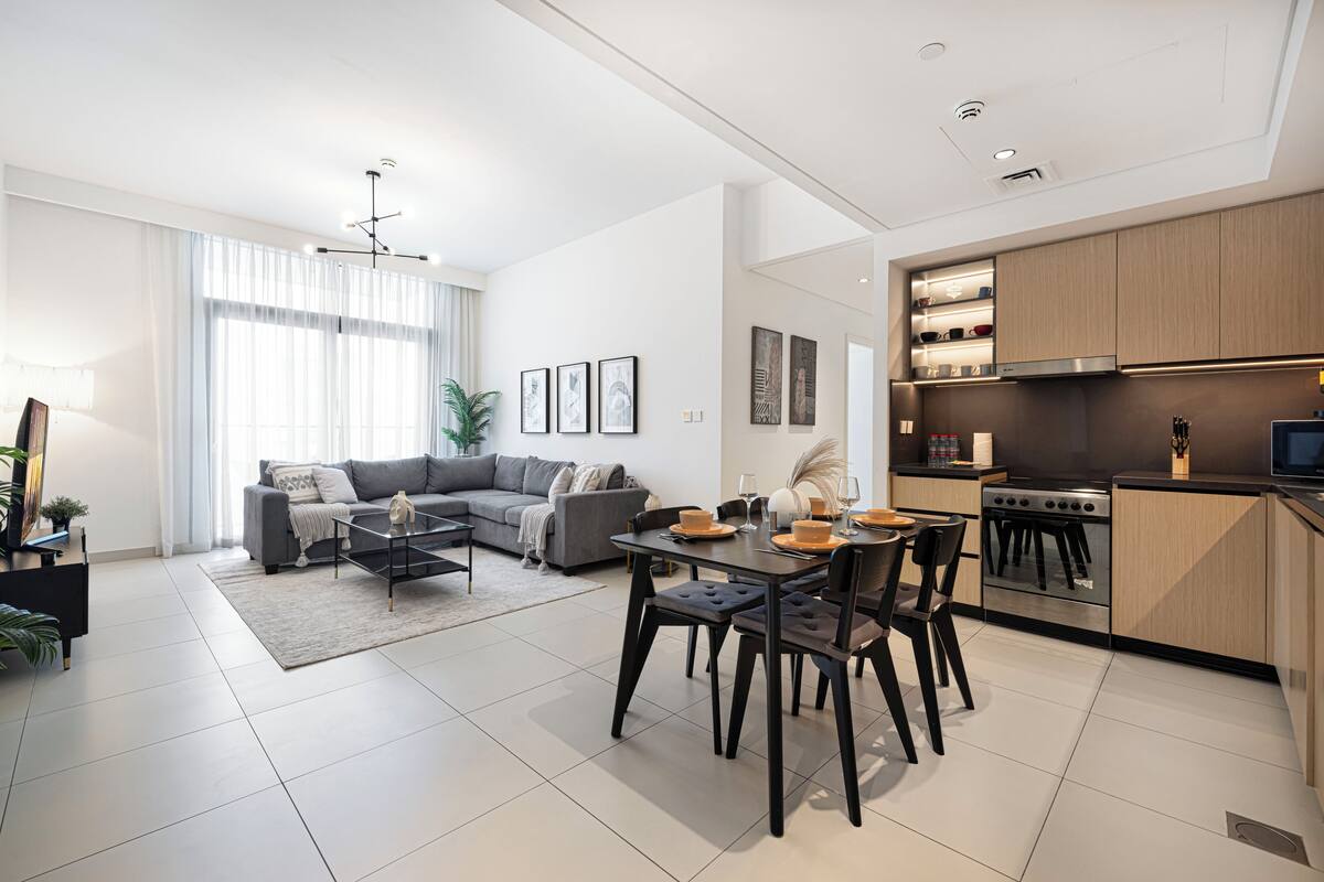 Eine moderne Wohnung mit Wohnzimmer, Essbereich und Küche.