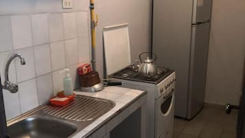 Kühlschrank, Herdplatte, Wasserkocher mit Kaffee-/Teezubehör