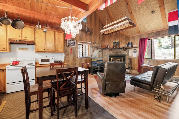 Huis, balkon, uitzicht op bergen | Dineren op de kamer