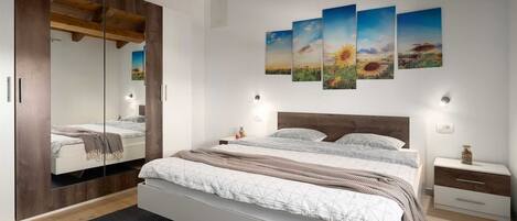 4 bedrooms, desk, iron/ironing board, travel crib