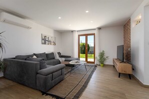 Smart TV, fireplace, ping pong