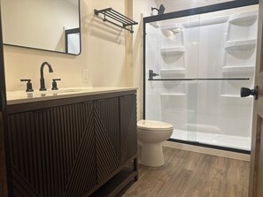Dusche, Handtücher, Toilettenpapier