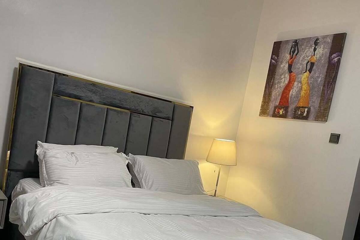 Habitación básica doble, balcón, vista a la ciudad | Tabla de planchar con plancha y wifi gratis